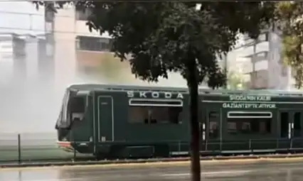 Gaziantep'te faciadan dönüldü: Yüzlerce yolcunun olduğu tramvaya yıldırım isabet etti