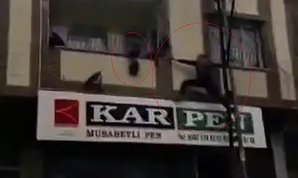 Gaziantep'te yürekleri ağza getiren an: Balkonda asılı kalan çocuğu kurtardı