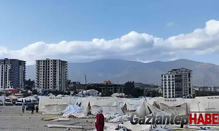 Hatay'da fırtına çadırları yıktı