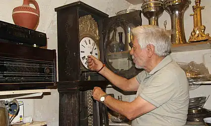 Müze gibi iş yerinde 40 yıldır biriktirdiği antikaları sergiliyor