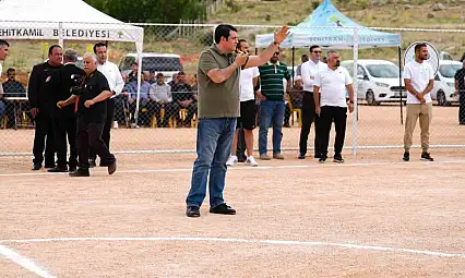 Öğümsöğüt'e futbol sahası