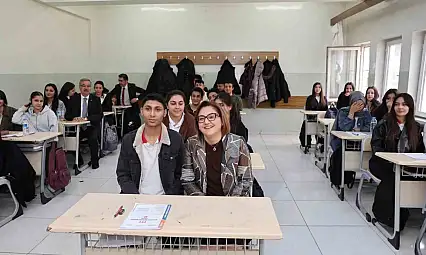 Şahin, bu yılın ilk deneme sınavında öğrencilerle bir araya geldi