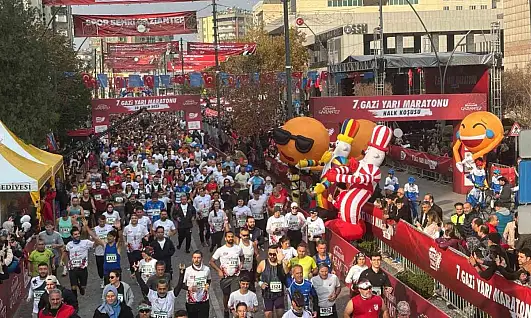 Gaziantep'te 7. Gazi Yarı Maratonu bin 498 sporcunun katılımıyla başladı