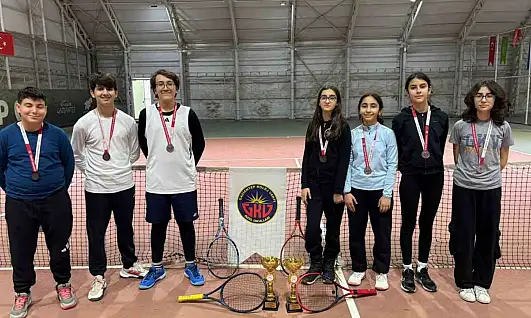 Tenise Gaziantep Kolej Vakfı Özel Okulları damgası