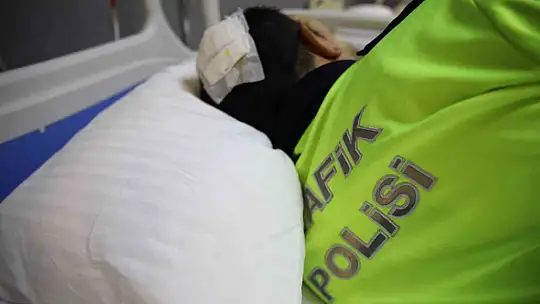 'Dur' ihtarına uymayan lüks araç trafik polisine çarpıp kaçtı