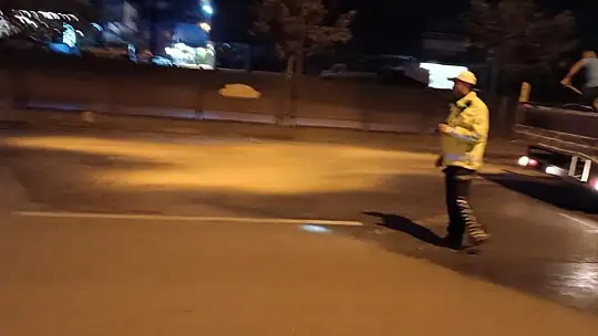 'Dur' ihtarına uymayan lüks araç trafik polisine çarpıp kaçtı