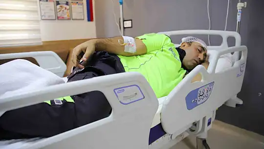 'Dur' ihtarına uymayan lüks araç trafik polisine çarpıp kaçtı