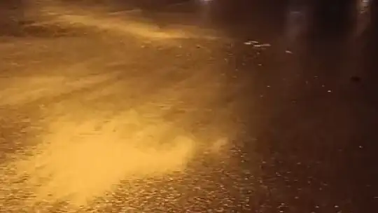 'Dur' ihtarına uymayan lüks araç trafik polisine çarpıp kaçtı