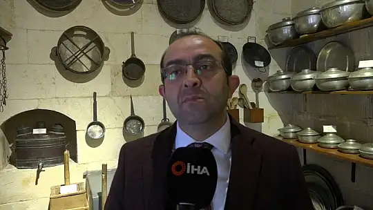 'Duvarda elek mi olur' türküsündeki elekler duvarda sergileniyor