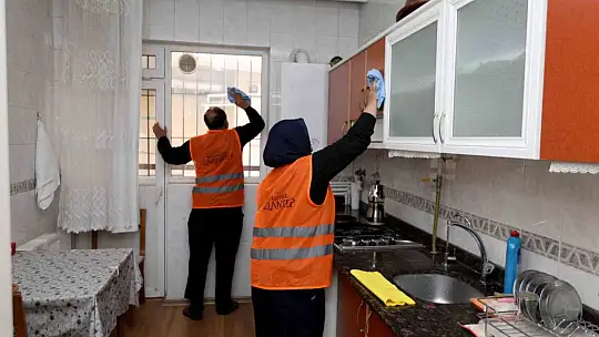 'Evim dünyalara bedel' projesiyle yaşlı ve engellilerin bayram temizliği yapılıyor