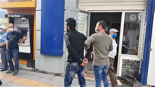 'Neden bana bunu yaptın' dedi, ekmek bıçağı ile saldırarak yaraladı