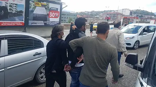 'Neden bana bunu yaptın' dedi, ekmek bıçağı ile saldırarak yaraladı