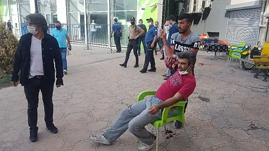 'Neden bana bunu yaptın' dedi, ekmek bıçağı ile saldırarak yaraladı