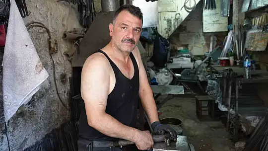 100 derecelik ateşin karşısında demir dövüyor