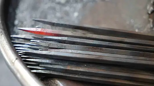 100 derecelik ateşin karşısında demir dövüyor