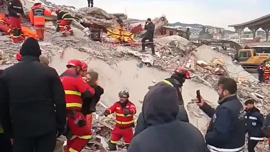 106 saat sonra enkazdan 2 çocuk canlı kurtarıldı