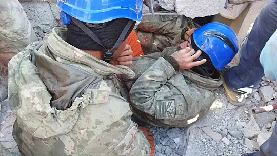 132 saat sonra 13 yaşındaki kız çocuğu sağ olarak kurtarıldı