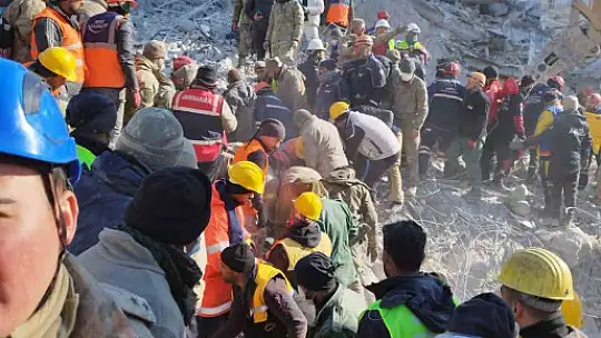 132 saat sonra 13 yaşındaki kız çocuğu sağ olarak kurtarıldı