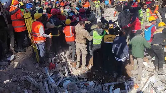 132 saat sonra 13 yaşındaki kız çocuğu sağ olarak kurtarıldı