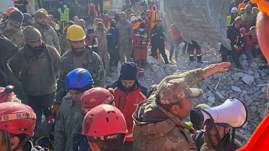 132 saat sonra 13 yaşındaki kız çocuğu sağ olarak kurtarıldı