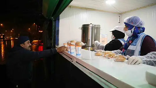 15 bin kişi güne Büyükşehir'in sıcak çorbası ile başlıyor