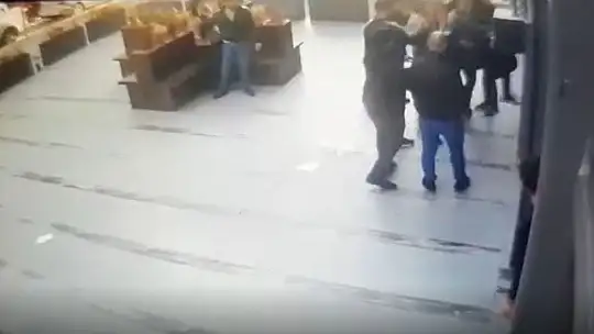 15 kişi tek kişiye saldırdı, araya girenlere bıçak çektiler
