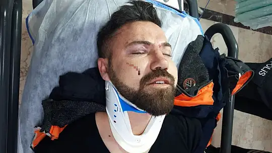 15 kişi tek kişiye saldırdı, araya girenlere bıçak çektiler