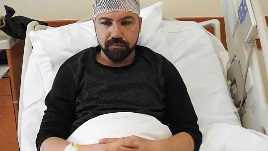 15 kişi tek kişiye saldırdı, araya girenlere bıçak çektiler