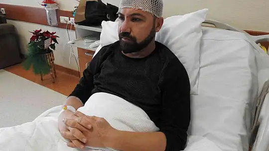 15 kişi tek kişiye saldırdı, araya girenlere bıçak çektiler