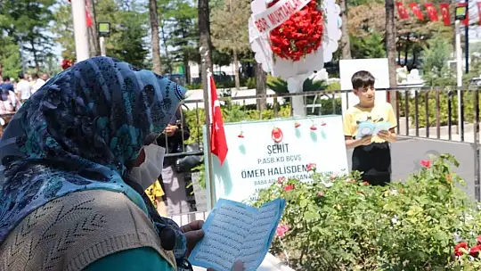 15 Temmuz kahramanı şehit Halisdemir'in kabrinde ziyaretçi yoğunluğu
