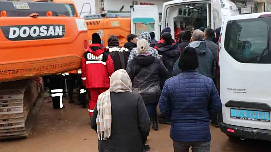 16 yaşındaki kız 29 saat sonra enkazdan sağ çıkarıldı