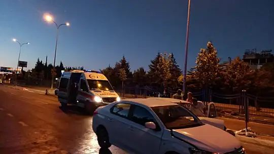 2 araç çarpıştı: 3 yaralı