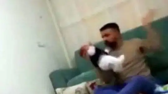 2 aylık bebeğini öldüresiye döven cani baba: