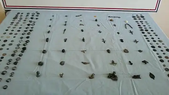 225 adet tarihi eseri satmaya çalışırken yakalandılar