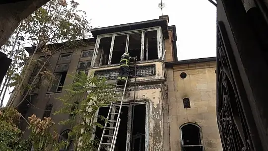 3 ailenin birlikte kaldığı ev küle döndü