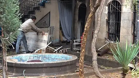 3 ailenin birlikte kaldığı ev küle döndü