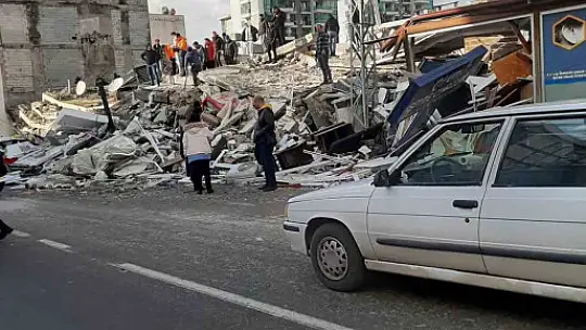 3 gün enkazda kalan aile yaşadıklarını anlattı