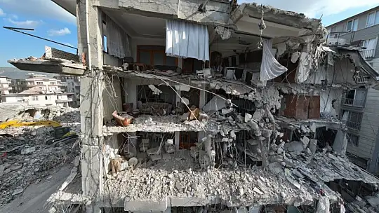 3 gün enkazda kalan aile yaşadıklarını anlattı