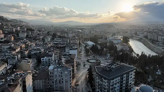 3 gün enkazda kalan aile yaşadıklarını anlattı