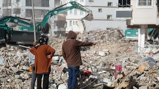 3 gün enkazda kalan aile yaşadıklarını anlattı