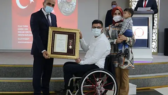 3 yaşındaki Remzi, şehit babasının 'Devlet Övünç Madalyası ve Beratı'nı aldı