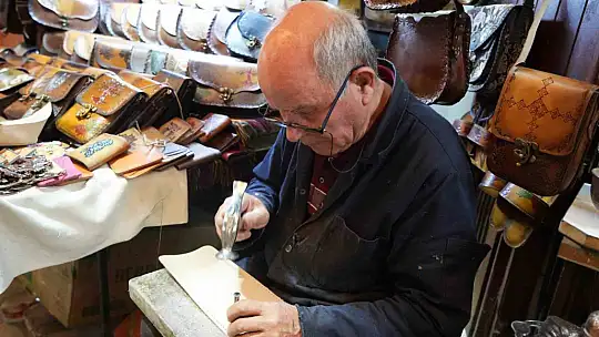 5 metrekare dükkanında 65 yıldır teknolojiye direniyor