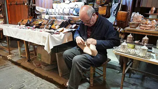 5 metrekare dükkanında 65 yıldır teknolojiye direniyor
