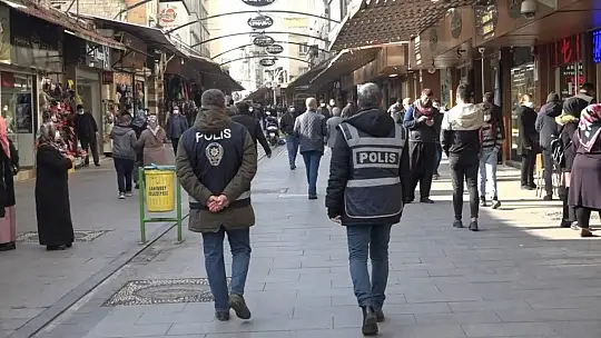 Kısıtlamaya saatler kala Gaziantep'te caddeler insanlarla doldu