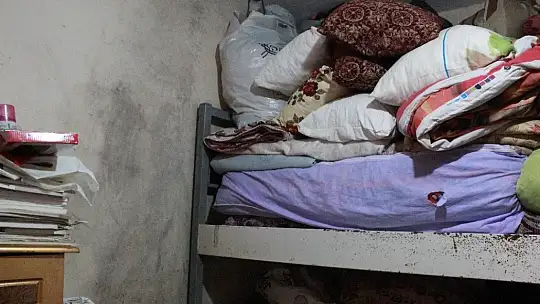6 çocuklu aile 7 yıldır lağım suyu basan evde yaşıyor