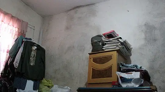 6 çocuklu aile 7 yıldır lağım suyu basan evde yaşıyor