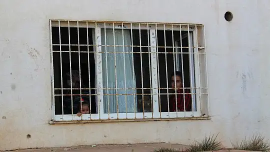 6 çocuklu aile 7 yıldır lağım suyu basan evde yaşıyor