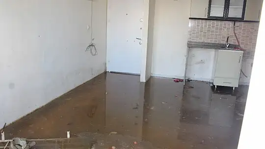6 çocuklu aile 7 yıldır lağım suyu basan evde yaşıyor