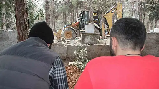 60 kişiyi kurtardı, düşen duvarın altında kalarak hayatını kaybetti