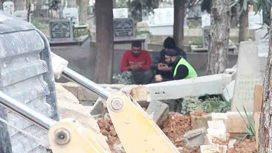 60 kişiyi kurtardı, düşen duvarın altında kalarak hayatını kaybetti